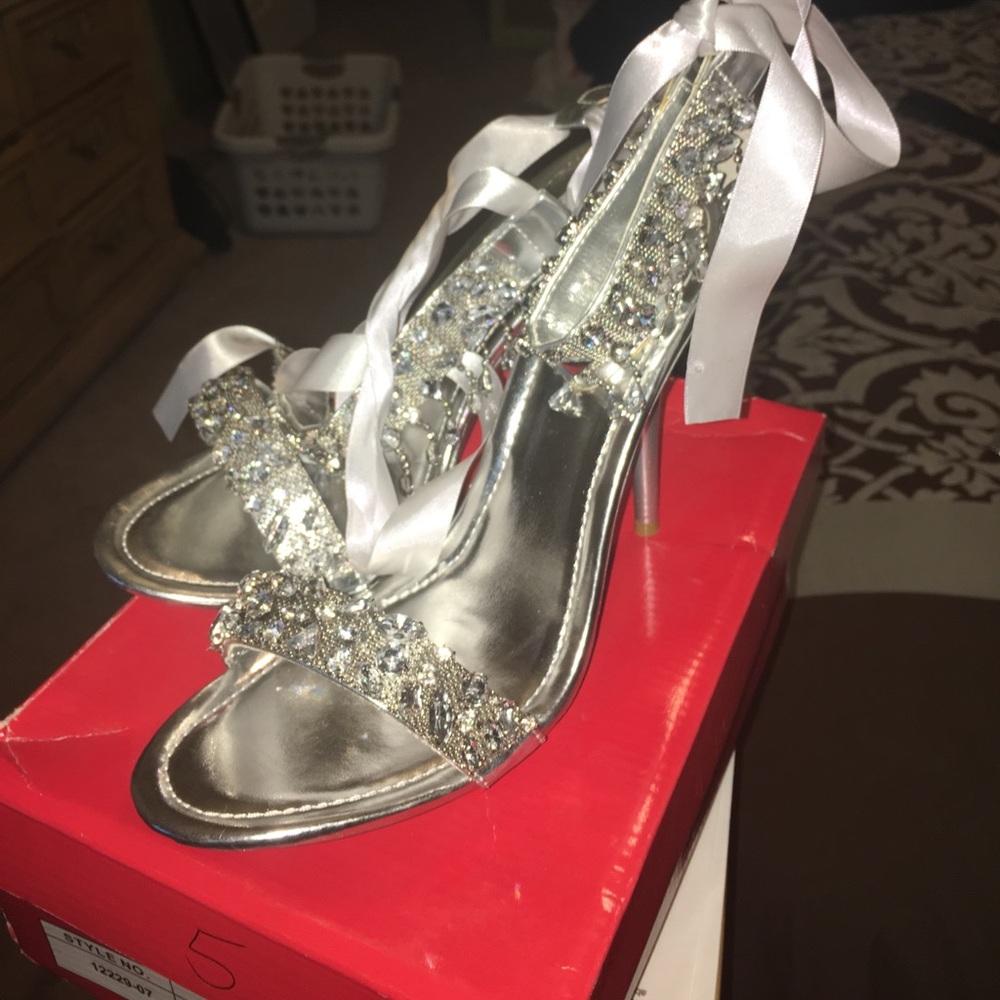 BRAND NEW/NEVER WORN Strappy Sandals